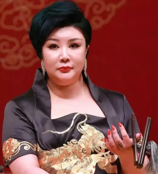 看到曹云金公开感谢郭德纲后。我特意查了一下当初给他下跪的王惠。不查不知道，一