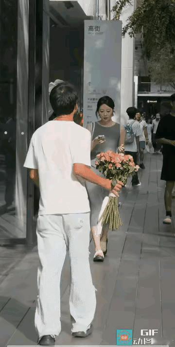 有一说一，小哥哥的创意和出发点是好的，但是会不会吓到她了呢?