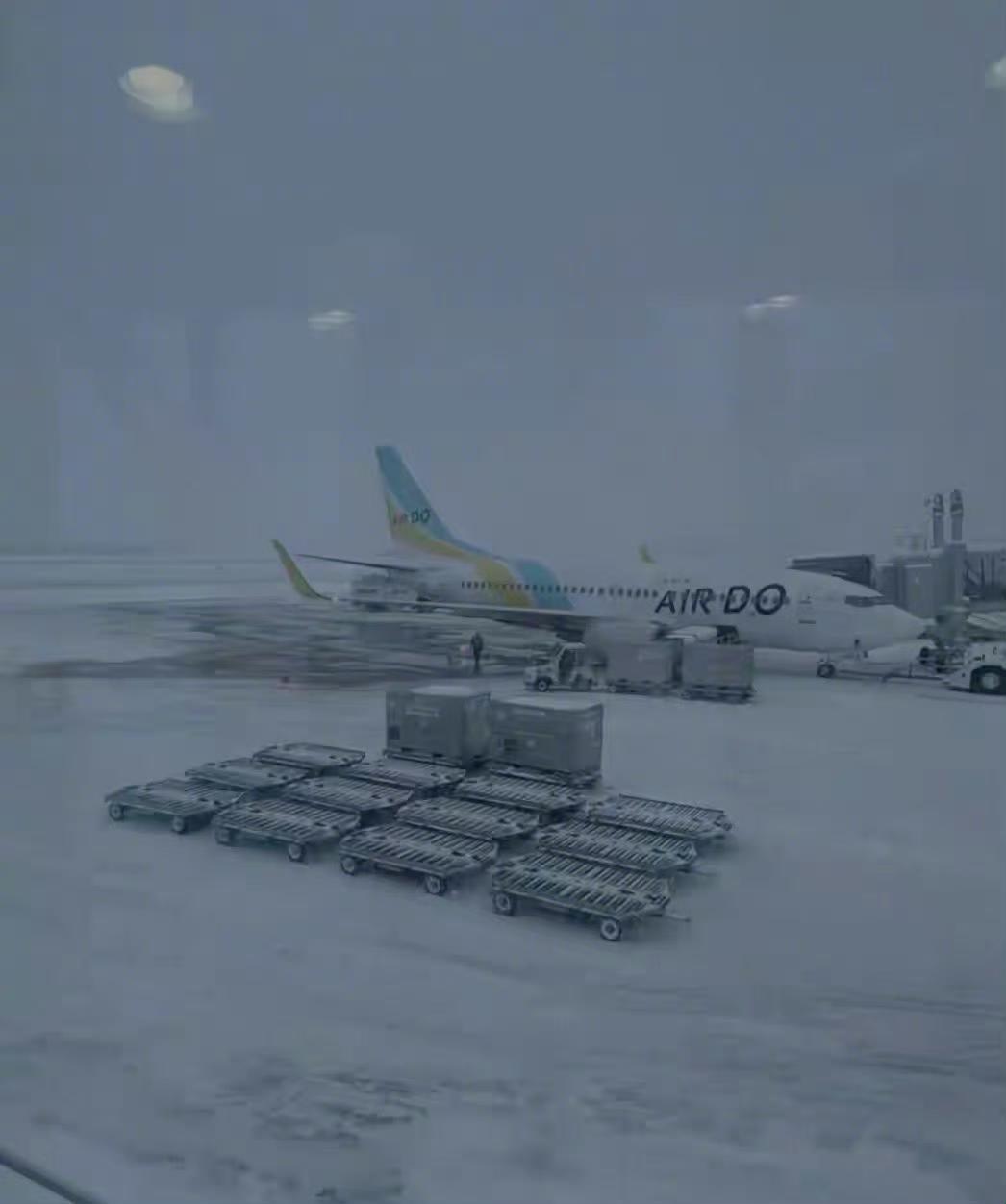 很多中国游客在日本北海道新千岁机场度过了难忘的几十个小时……​​​由于大雪