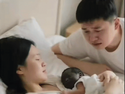 杭州一对黄皮肤夫妻，妻子生下了一个黑皮肤宝宝。丈夫看到孩子后十分震惊，难以接受，