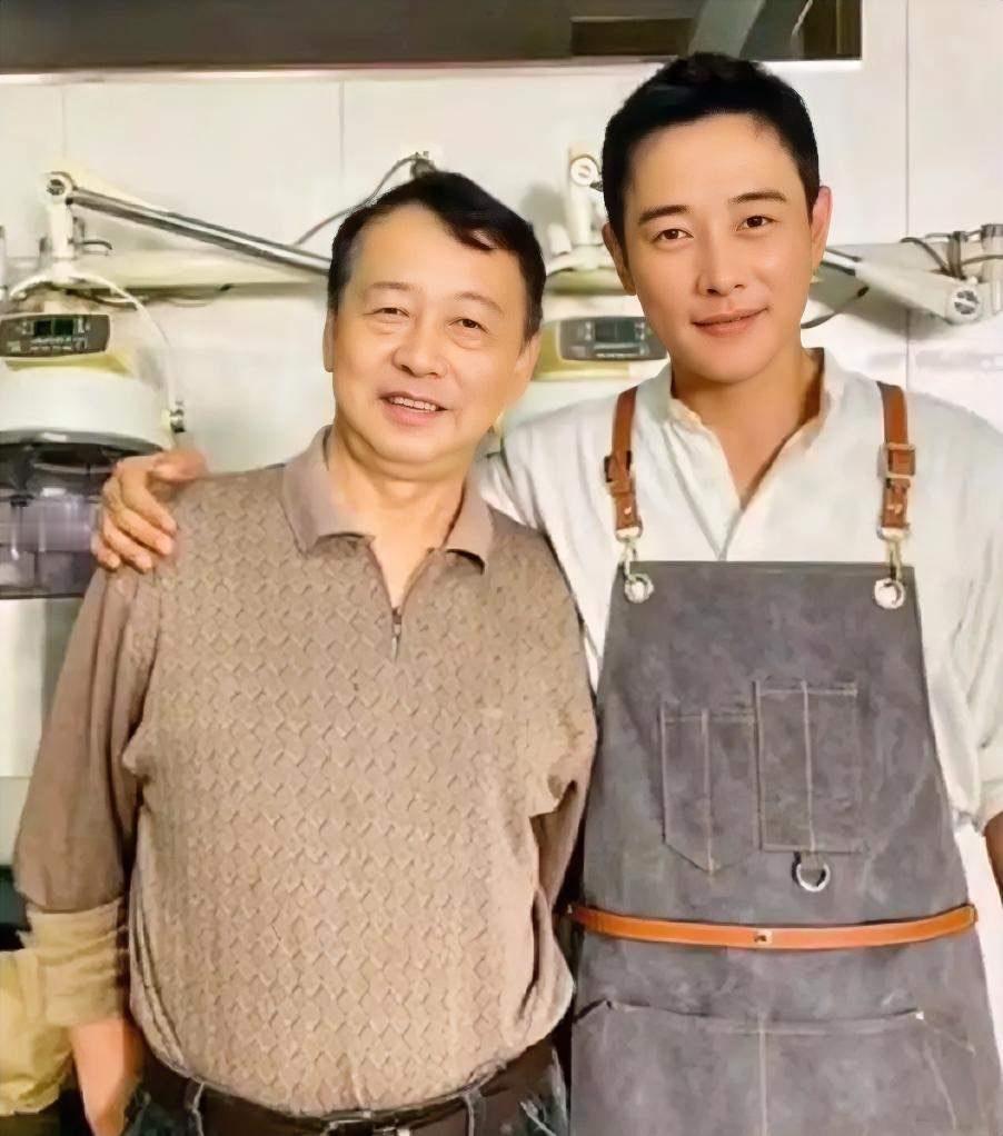 罗晋父亲去世，告诉我们一个道理，就是65岁才拿老保的，等于交了一个寂寞啊