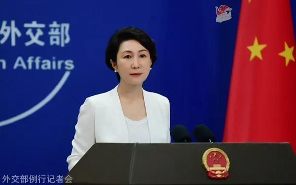 今天（7月8日）外交部例行机记者会上的一幕。美国记者问道：东亚合作系列外长会期间