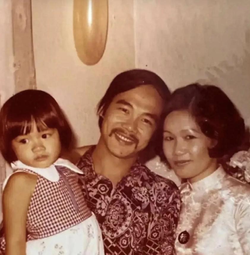 “性感女神”钟丽缇是位中越混血儿，她迷人的异域风情遗传于她的母亲。身为独女的钟