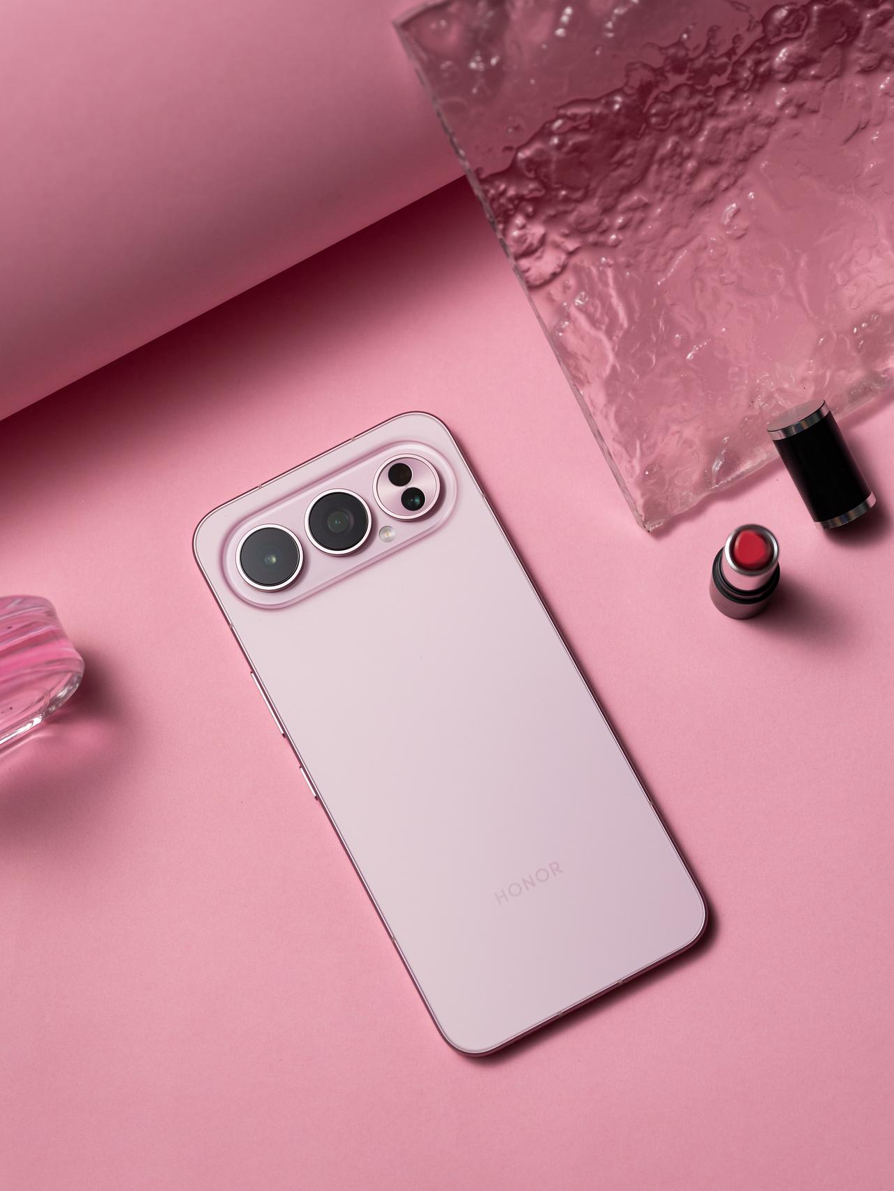 荣耀500系列已经正式登场了，这次的水晶设计，确实还是很舒服的。一体冷雕的后盖，