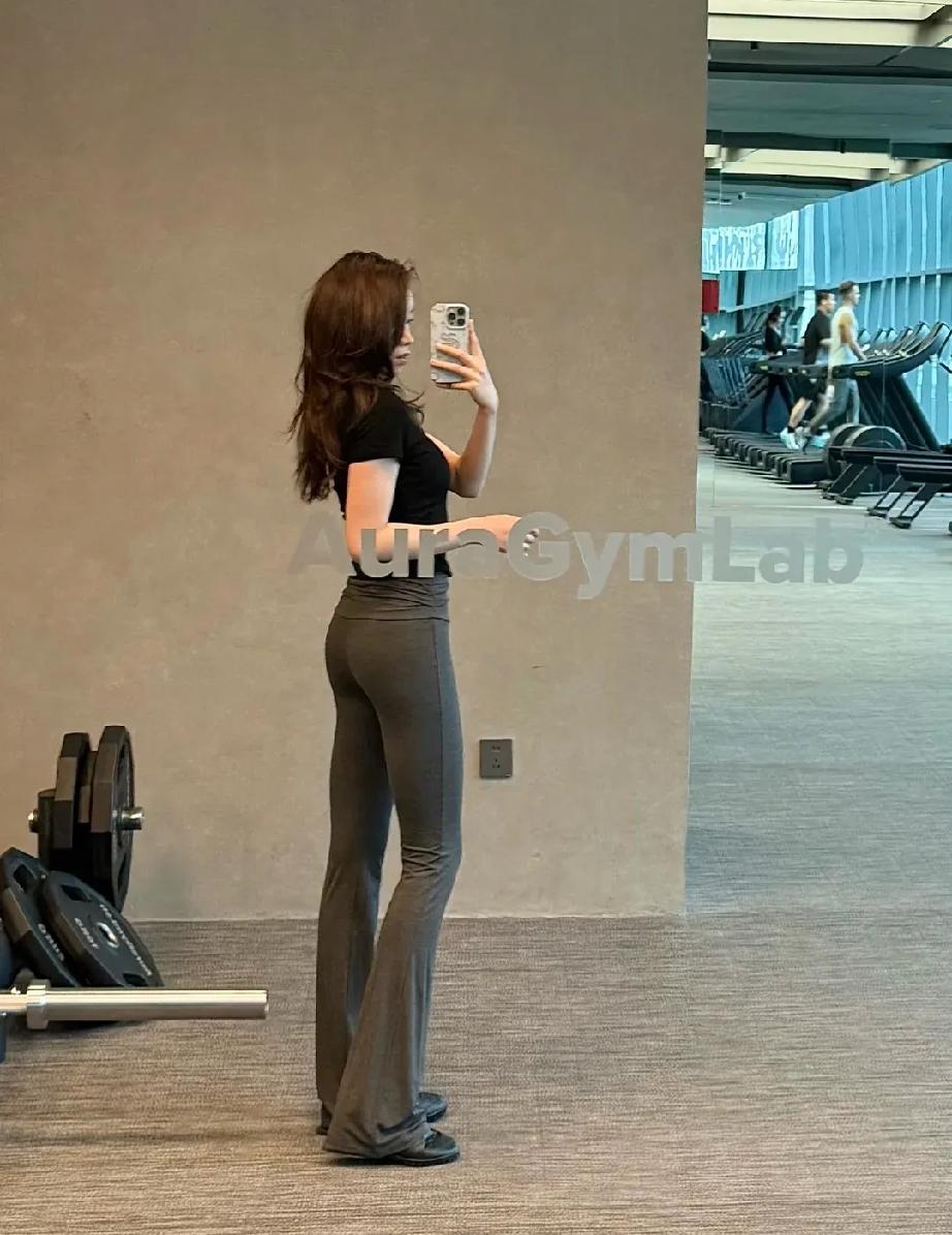 女生怎么穿紧身裤才好看女生穿紧身裤怎么样才好看？首先是要身材好，线条好，不管胖瘦