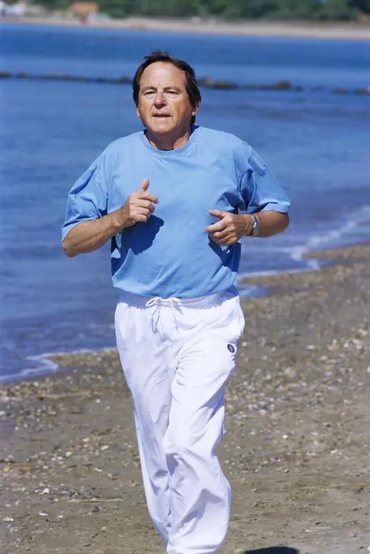 糖尿病患者运动时间并非越长越好。糖尿病是慢性代谢疾病，运动对控制血糖很关键，但得