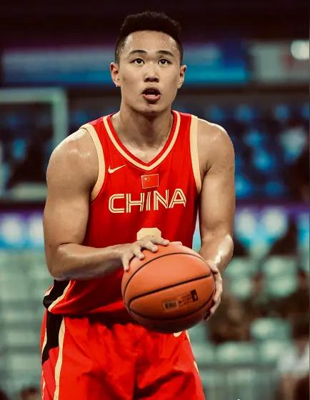 建议中国男篮撤销赵继伟队长一职，让贺希宁为新队长。赵继伟真的老了，得分能力太