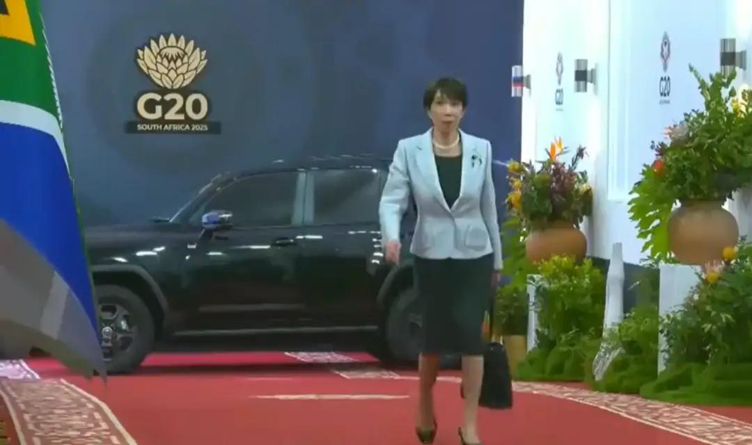 高市早苗是干啥都迟到，迟到就迟到，每次还把迟到的理由说的很直接，实在是让人无语。