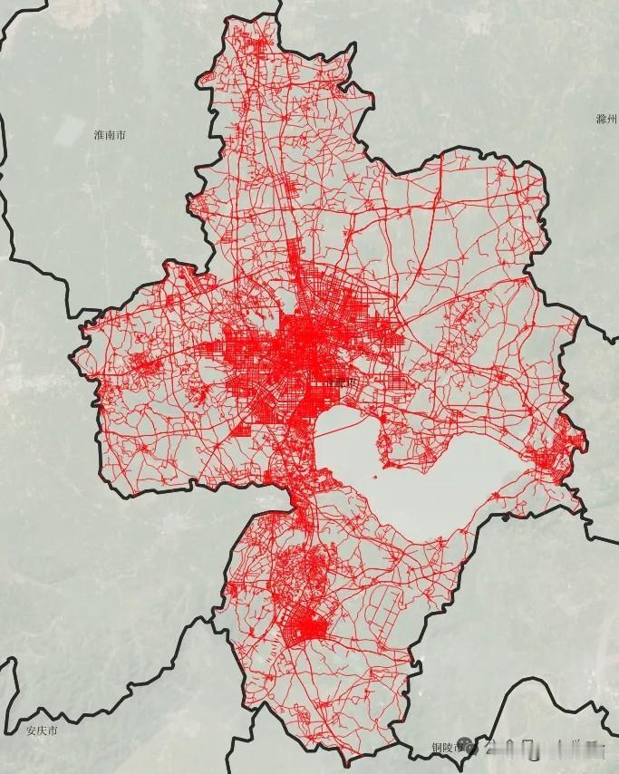 合肥市道路图，路网密度高，辖县县城几乎与市区无缝衔接，连成一体！