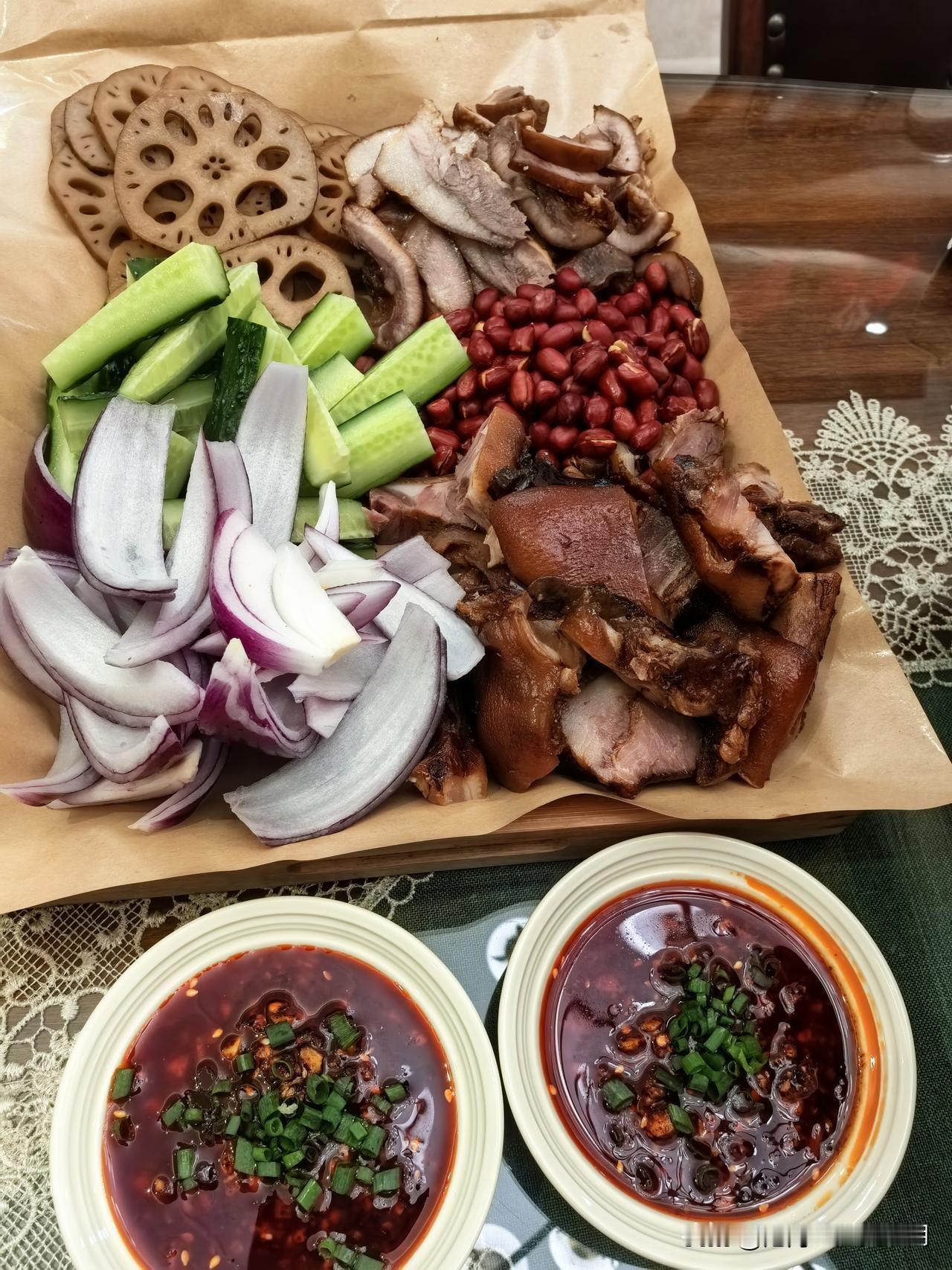 这盘硬菜，看得我直咽口水！唯独缺了点过期白酒，吃上这么一顿，足矣，夫复何求