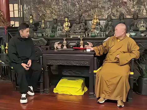 少林寺方丈巅峰时刻与演员于荣光的会面细节引发热议：当时释永信仅为自己倒茶，于荣光