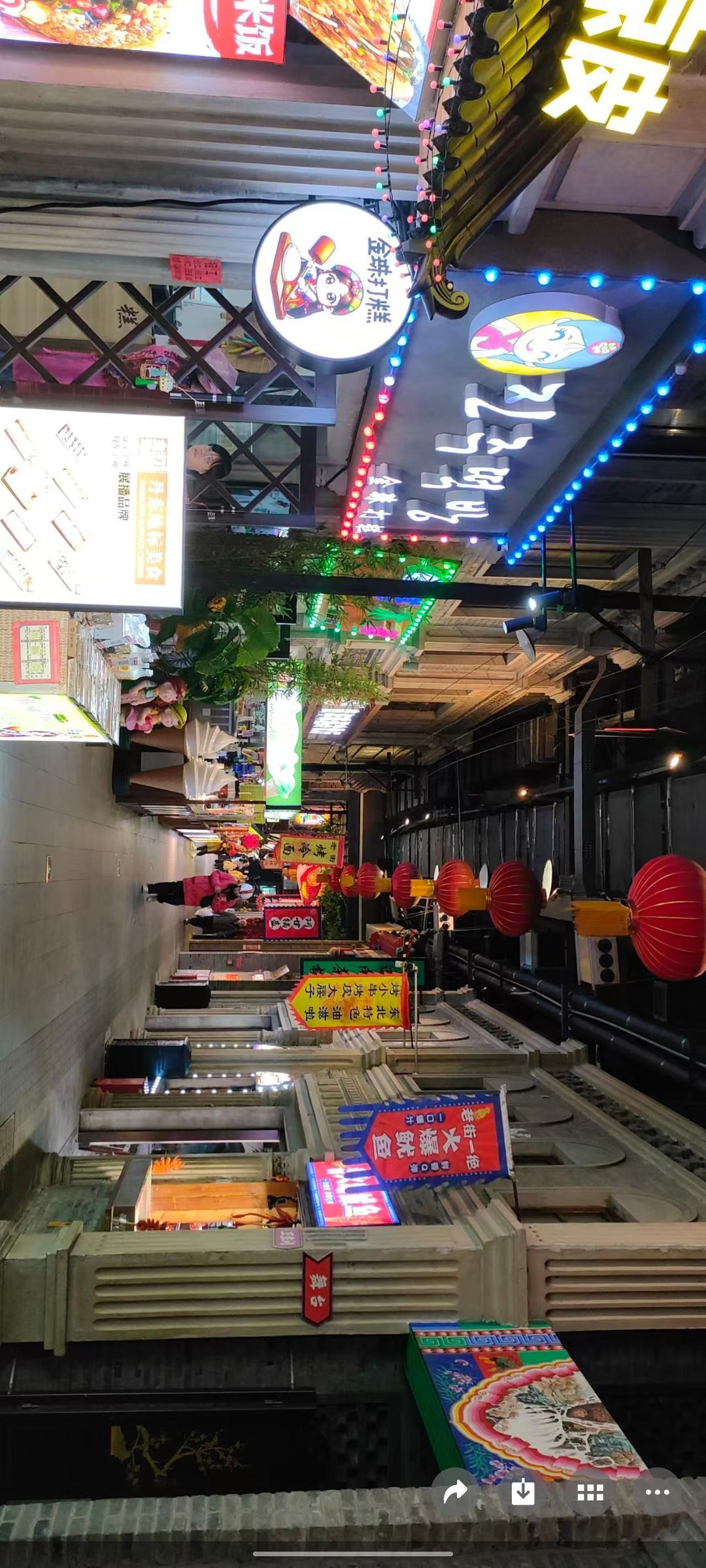 夜游繁华夜市，灯火阑珊处，美食琳琅满目。