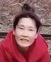 何赛飞老成这样了，她自己看到自己老成这个样会不会很难过啊，年轻时真的多美啊，怎么