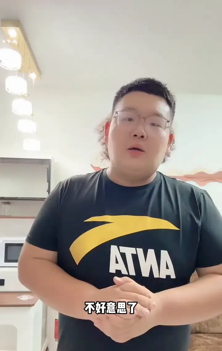 致歉。奥莫特确实不来山东男篮了。这件事，最让球迷难受的，可能不只是一个外援没来，而是那份期待已经提前