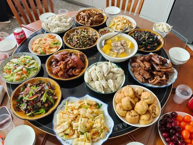 春节吃啥，真不是硬凑一桌山珍海味，关键看跟谁吃、在哪吃，吃的就是那份心情和彩头。