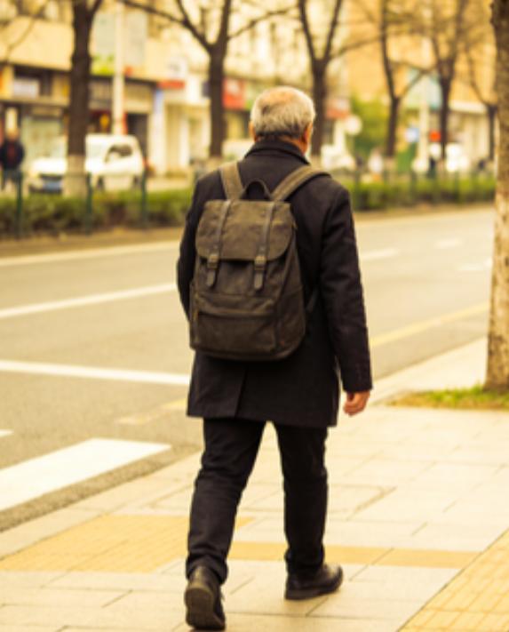经济学家说：“如果房价跌到3000元一平方，人人买的起房，户户忙着装修，带动建材