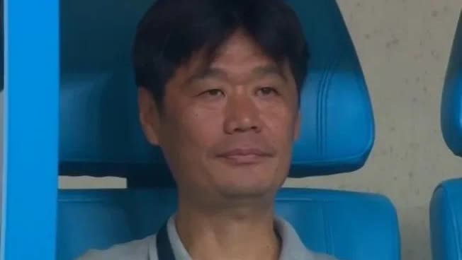 青岛海牛主帅为何从不找裁判理论！反而是对自己球员大吼大叫？海牛与天津的比赛实在是