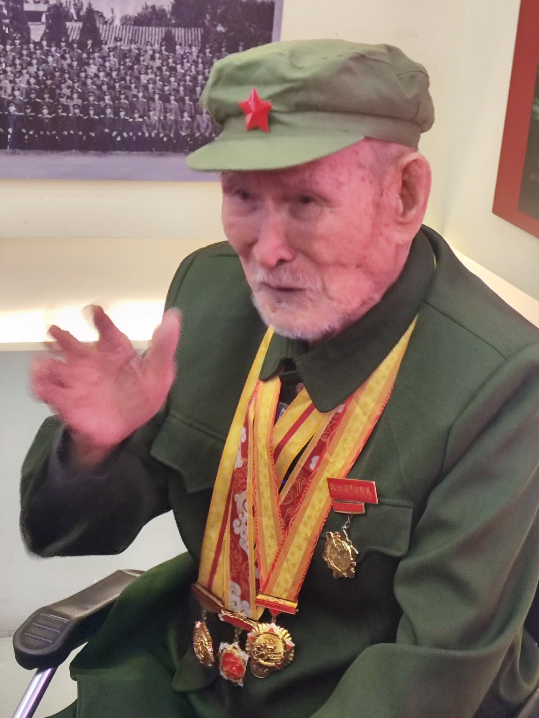 郭太松老英雄，16岁参加战斗时，老班长为了替他挡手榴弹牺牲了，老英雄今年已经97