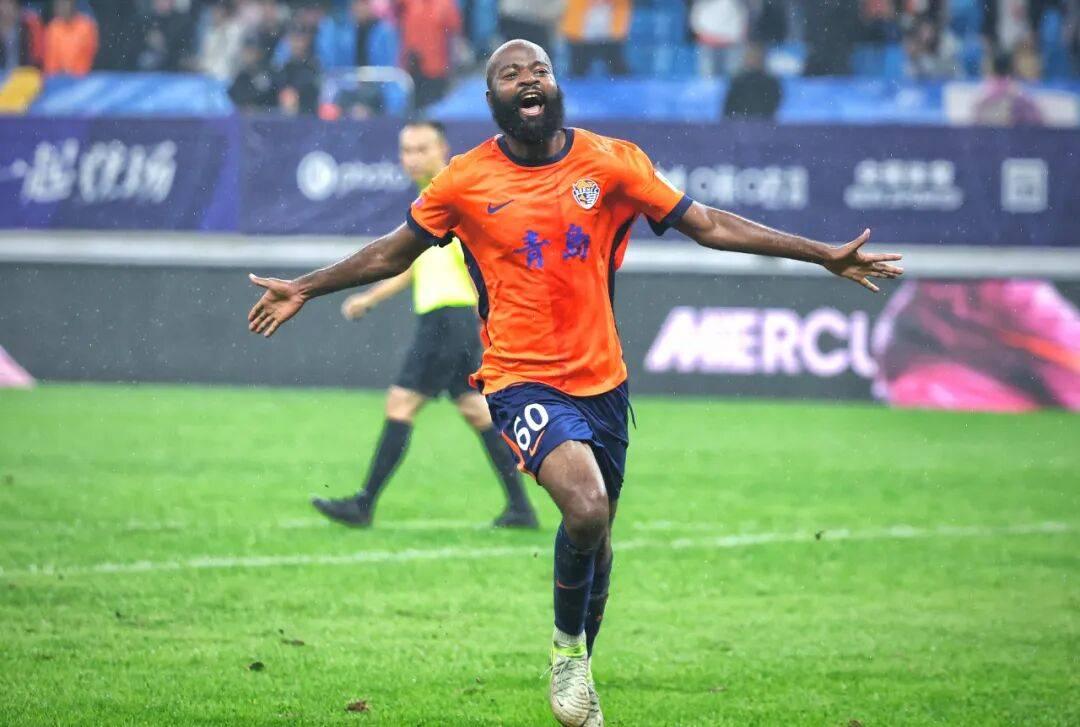 爆炸性新闻？兰克尔泽偷鞋！根据青岛海牛兰克尔泽翻译爆料，兰克尔泽多次跟队友借钱