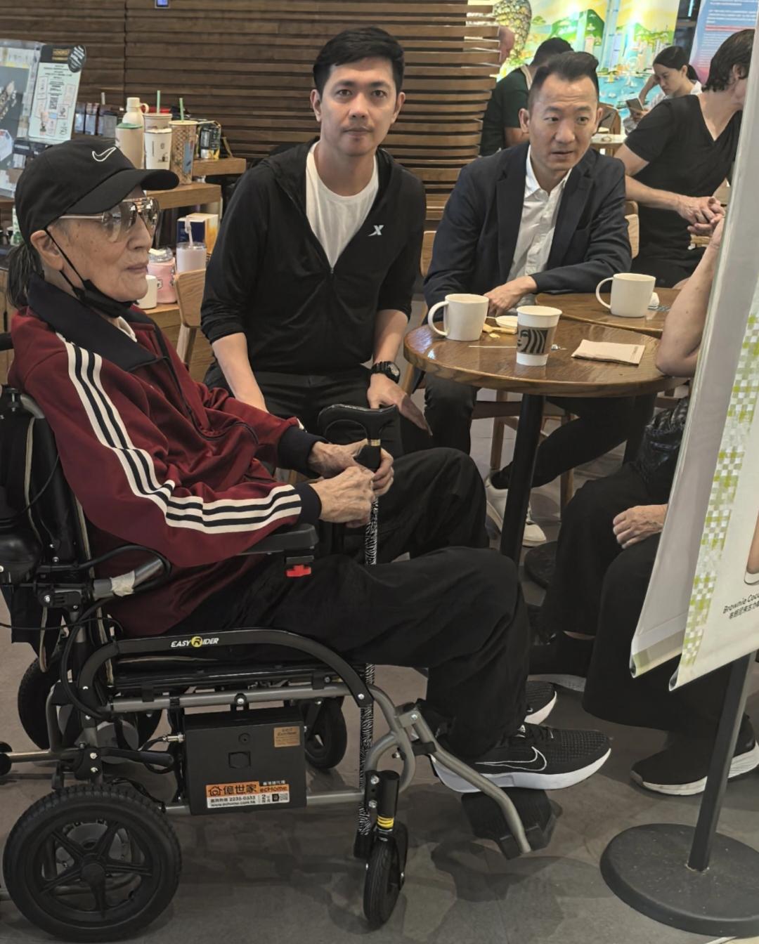 香港老戏骨谢贤去世，享年89岁。儿子谢霆锋、女儿谢婷婷分别在社交平台发文悼念，文
