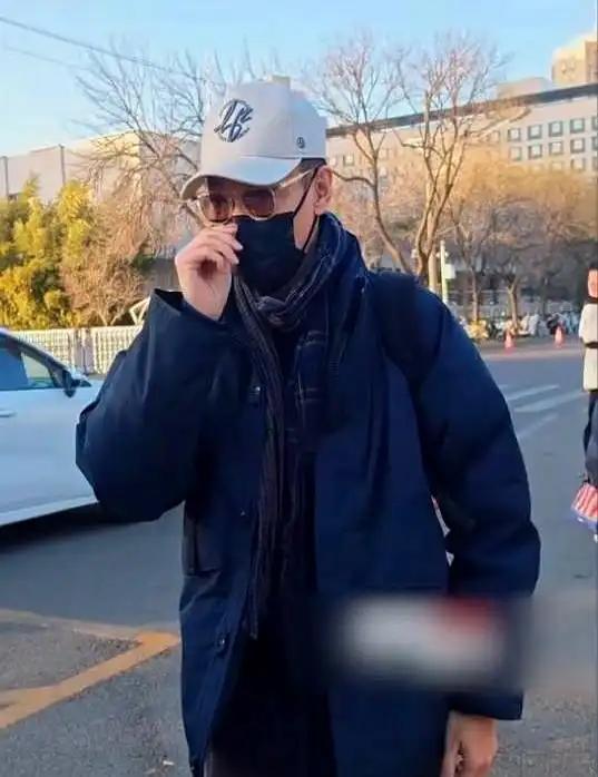 央视大楼前，辛柏青裹得严实却藏不住演员的锋芒。他不是流量明星，却用二十年如一日的