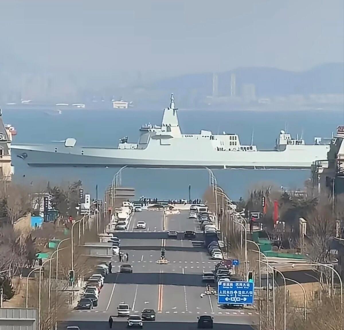 这个极具视觉冲击力的画面，是还在测试中的055出海时从大连的滨海主干道拍摄的，前