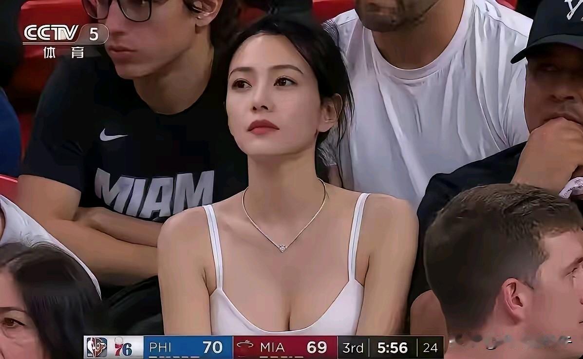 高圆圆竟然有个亲妹妹？大家最近都费神了，高圆圆分妹妹竟然现身NBA赛场，不