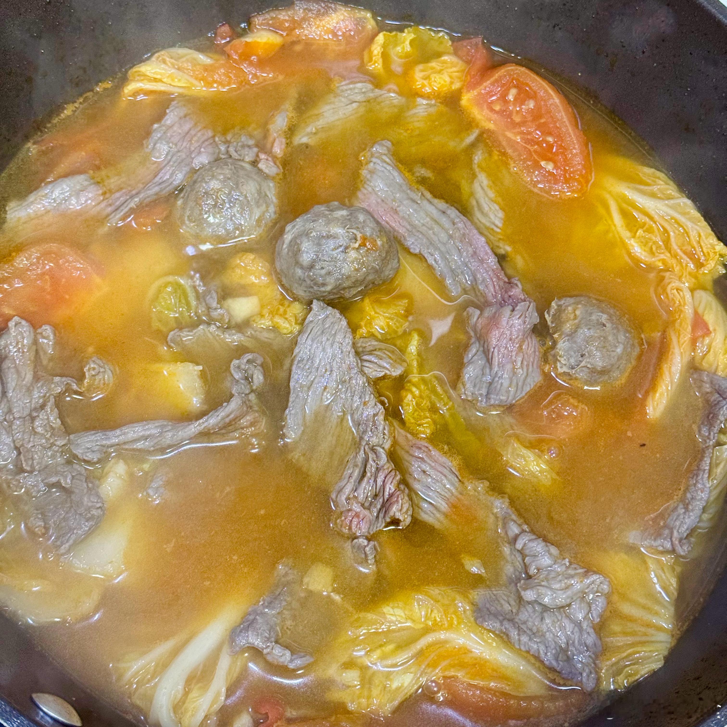 每天最撇脱的酸汤一锅出，把喜欢的各种蔬菜肉放里面煮就行了，我最喜欢娃娃菜+牛肉片