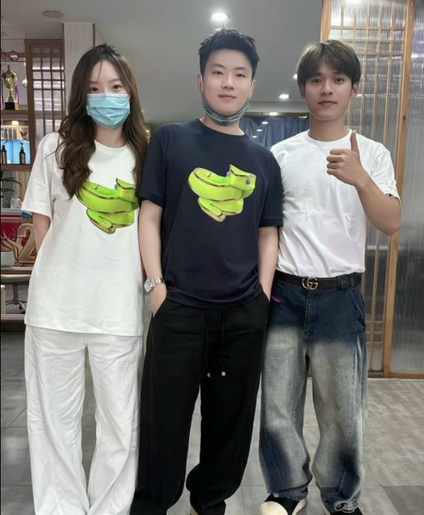 赵心童世锦赛夺冠后携女友回广东探望父母，穿着情侣服非常恩爱，热情的和球迷合影，女