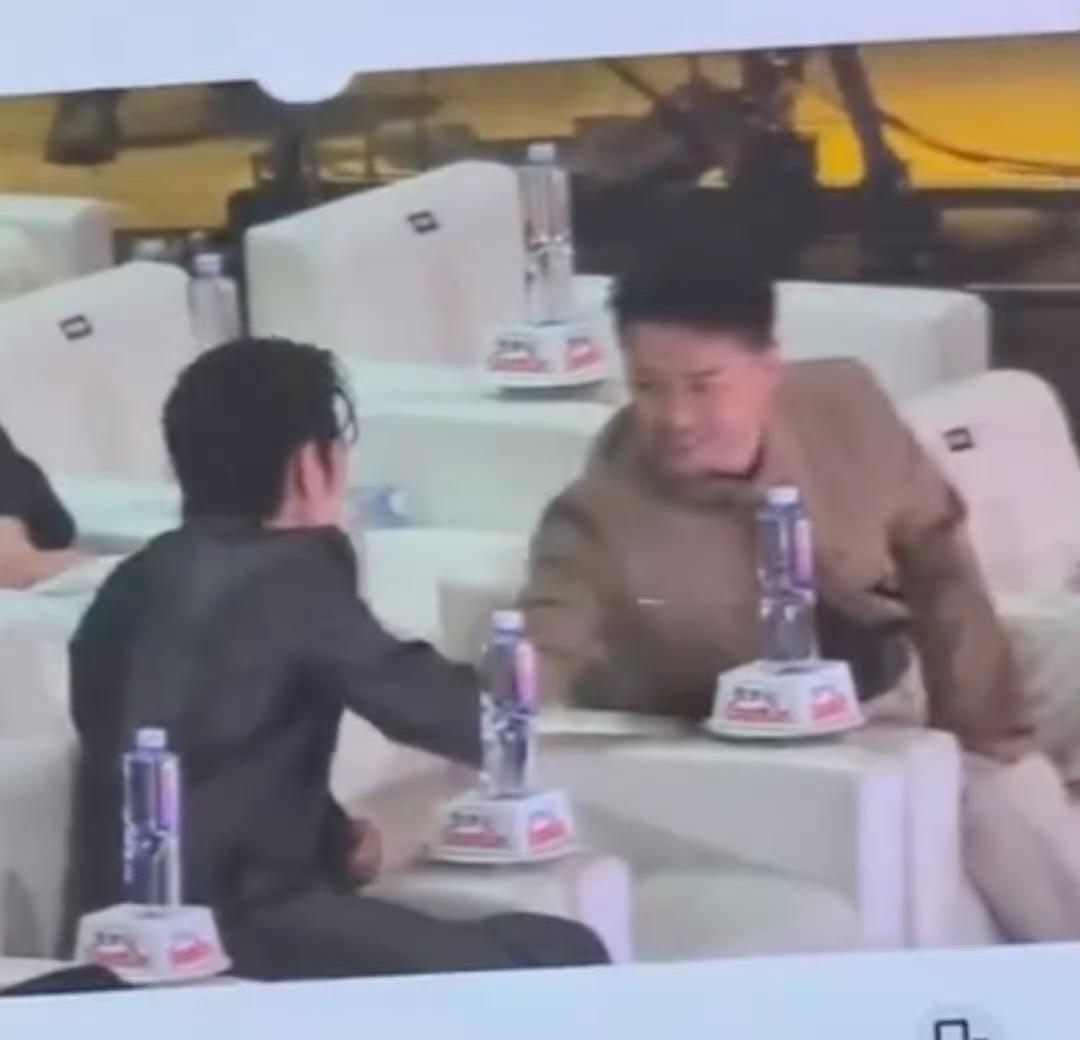 2026年3月9日晚，上海静安体育中心灯光大开。一个被反复提及的画面是，第一排