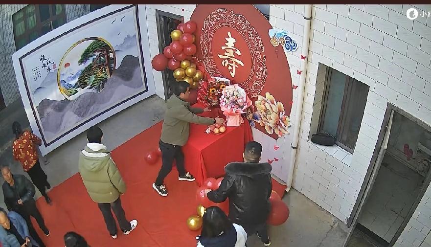 爷爷72岁生日那天，还没吃一口蛋糕就走了。爷爷是癌症晚期，知道自己的身体快