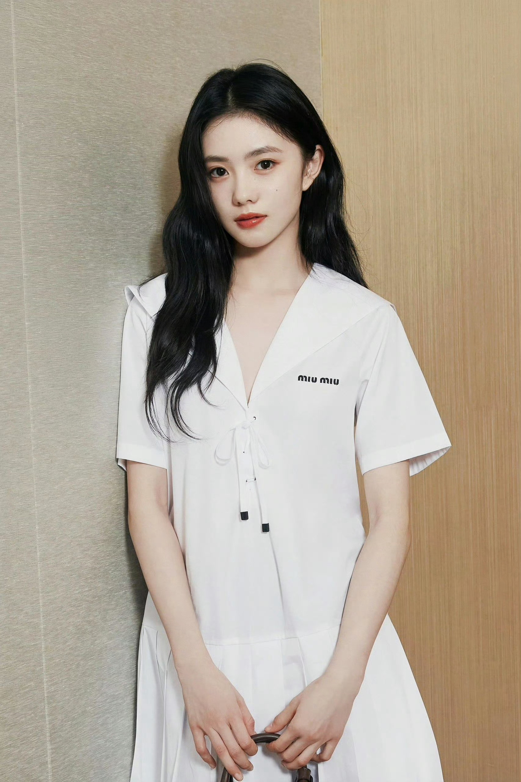 【投稿】她只是静静的站在那里miumiu你就赚麻了🫦​​​