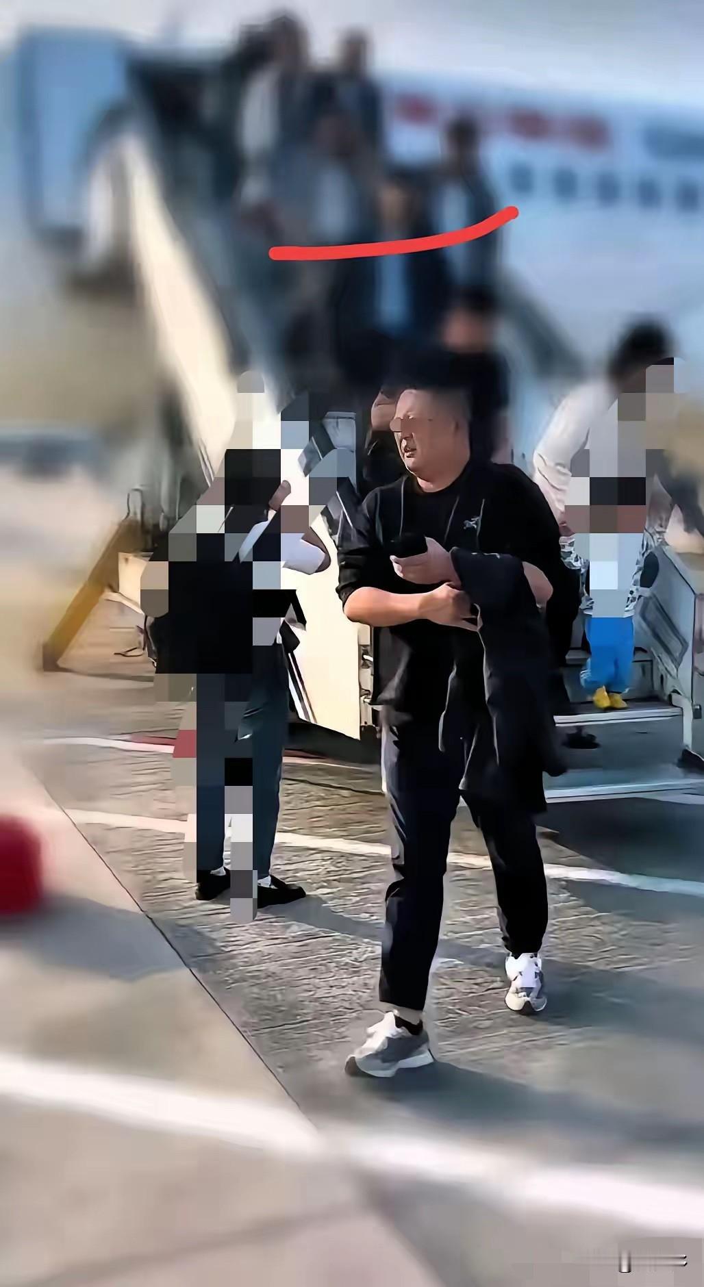 这下好了，欧某某最崩溃的事来了，他在生意场上被人直接拉黑了。网传他是大连某企业