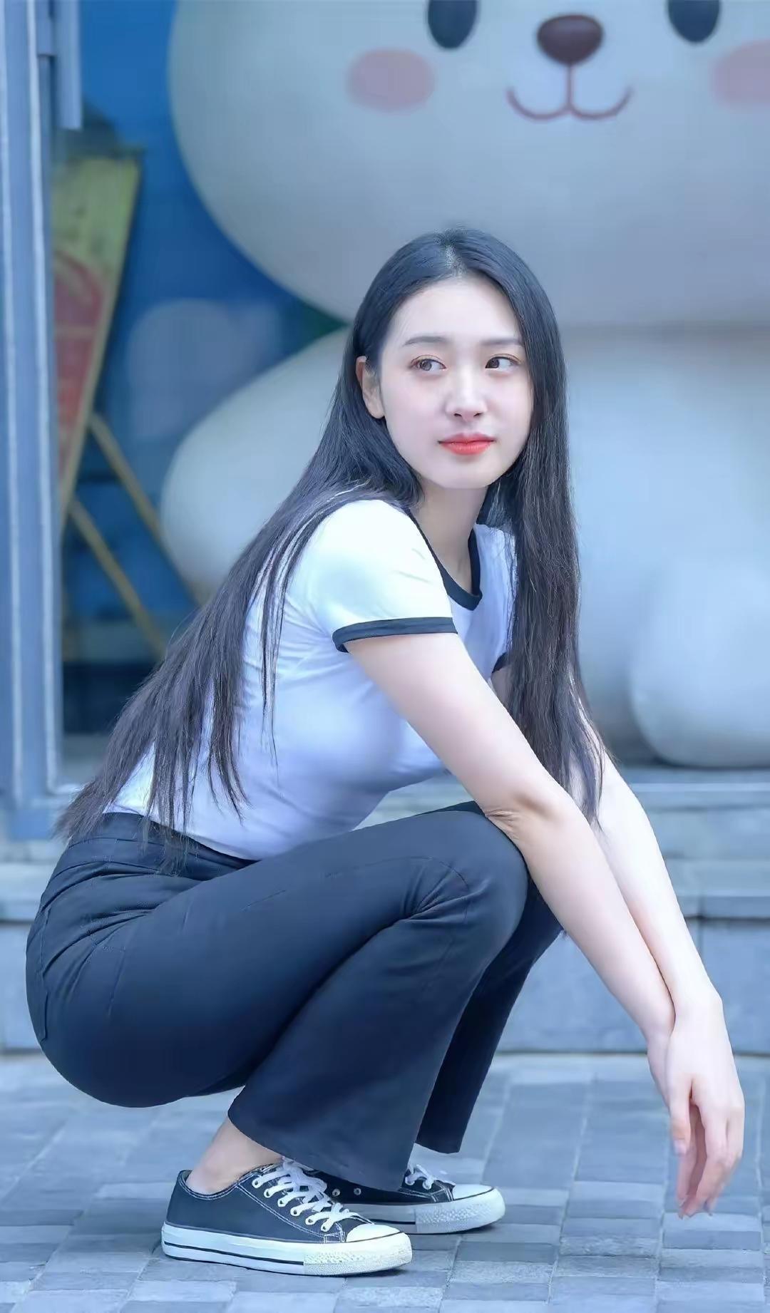 元气少女蹲在萌宠前，青春洋溢！🌟🐻💖女人怎样穿搭，更显气质女生拍照时怎样