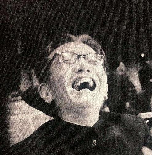 她叫乔松都，父亲是外交才子乔冠华，母亲是外交家龚澎。被锁在家门外的外交官之女，