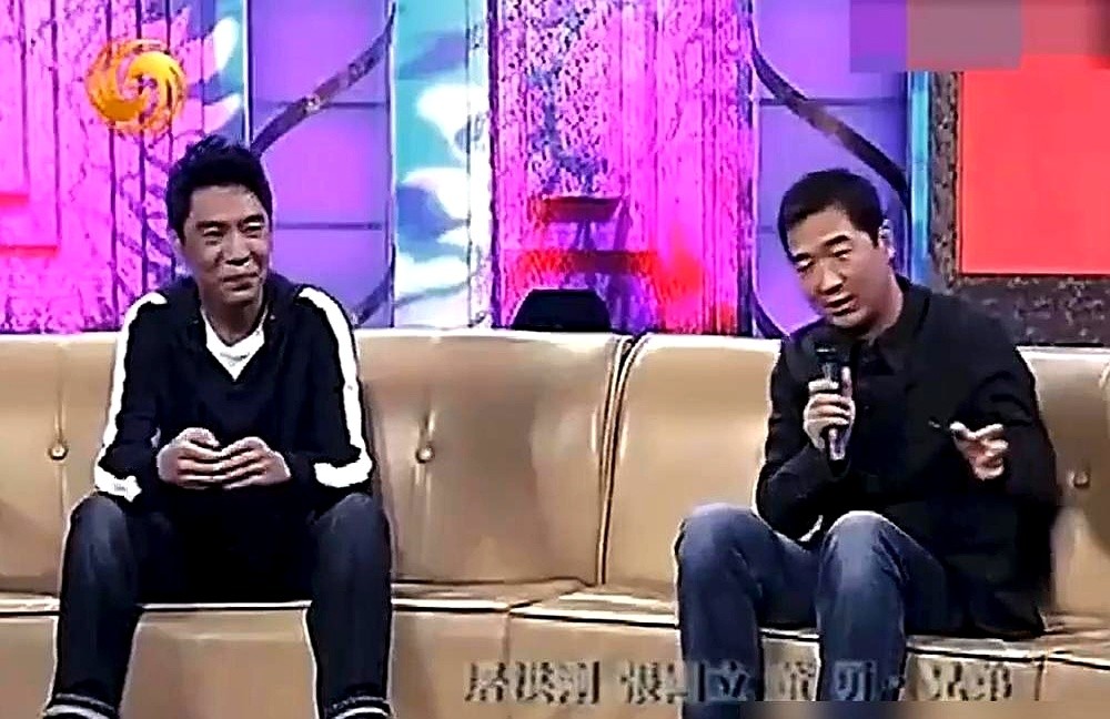 屠洪刚兜里揣着点碎银子找张国立拍《霸王别姬》，两人连个正经剧组都凑不齐。没钱没设备，俩大老爷们在片场