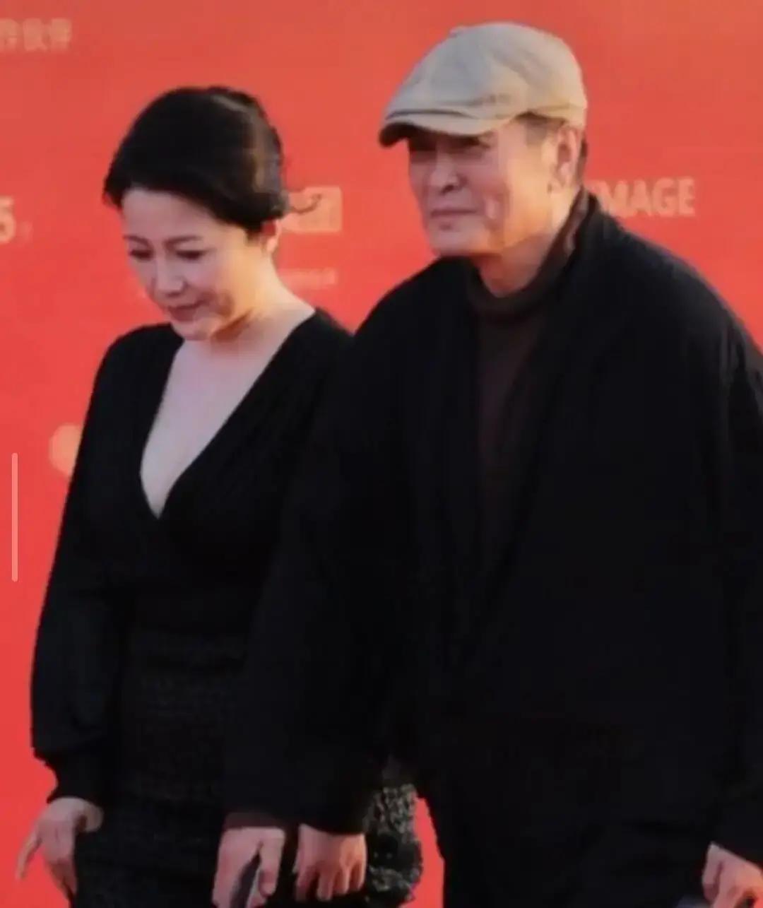 52岁颜丙燕颈纹爬满颈侧，法令纹深到能夹碎偏见——可导演们还在抢着给她递剧本？