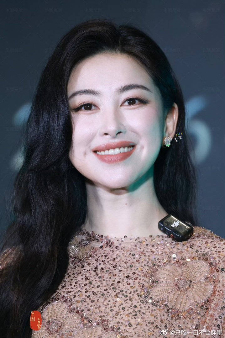 朱珠内娱收藏主理人比起短暂亮眼的隐藏款，朱珠更像值得永久珍藏的典藏佳作。岁月沉淀