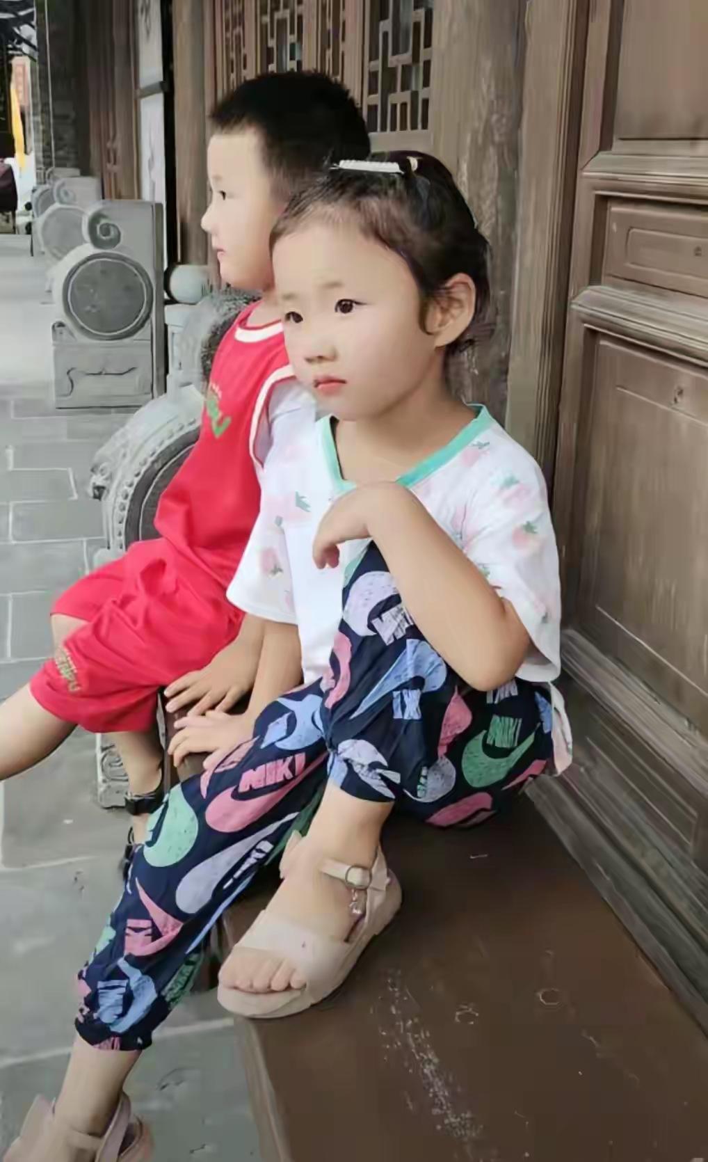 这就是梁先生一对儿女的正面照，女孩五官像妈妈一样精致，脸形像爸爸，男孩长得像爸爸