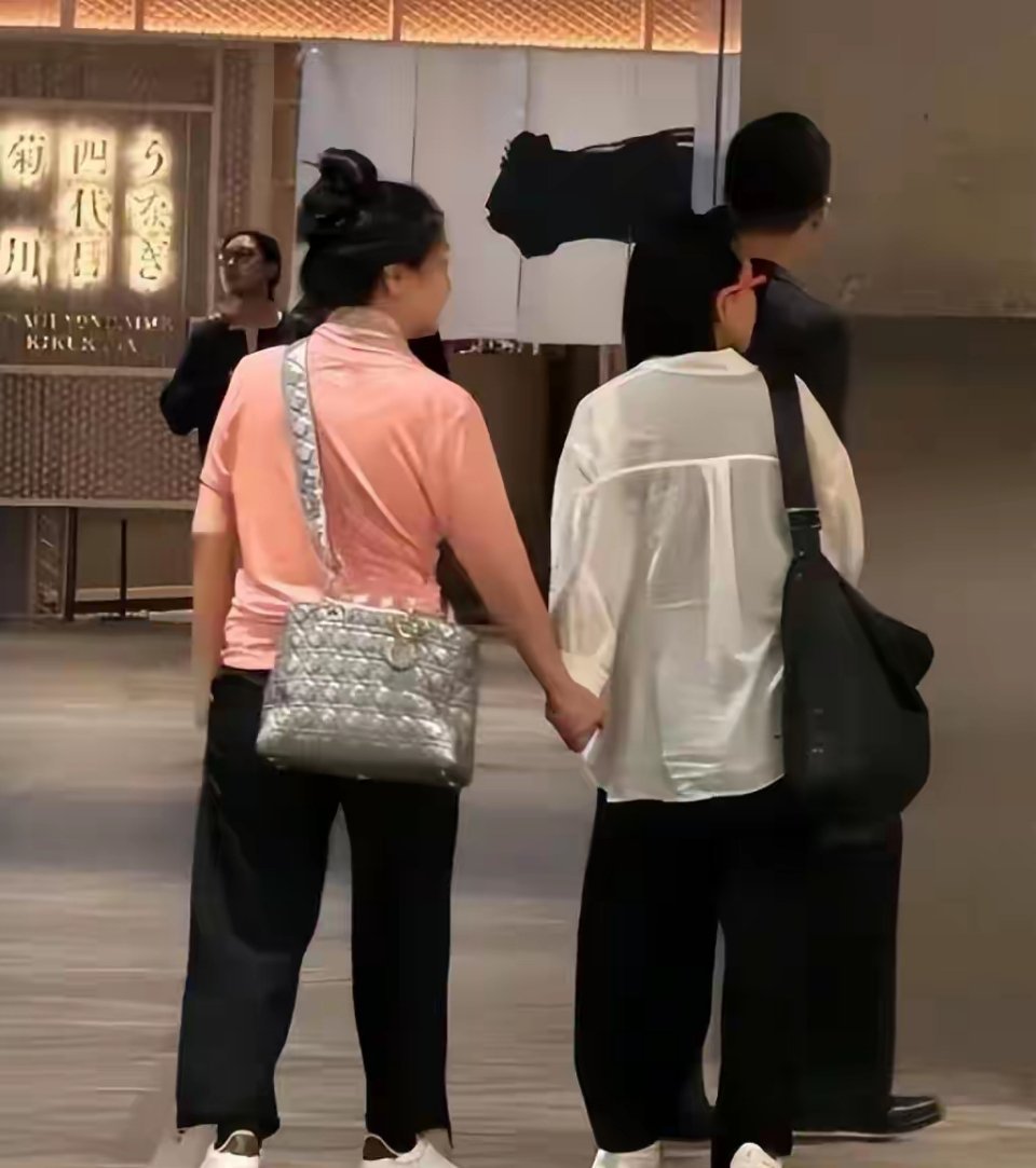 小s香港逛街偶遇，s妈全身名牌膘肥体壮超富态，松弛打闹太接地气​