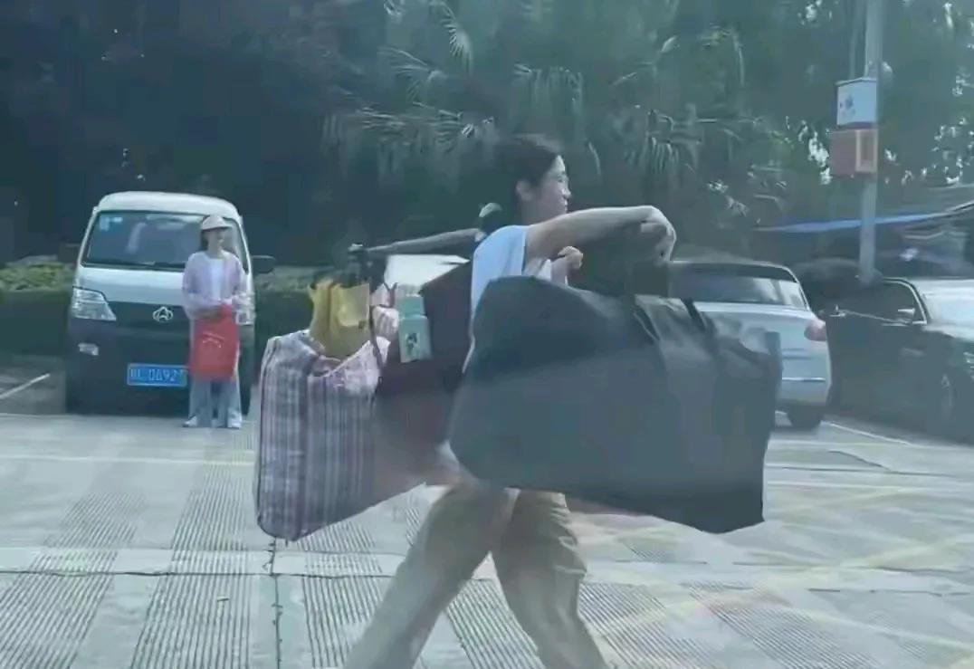 穿旗袍拿小旗孩子就能考出好成绩吗？举着向日葵孩子就能一举夺魁吗？2025年高考已