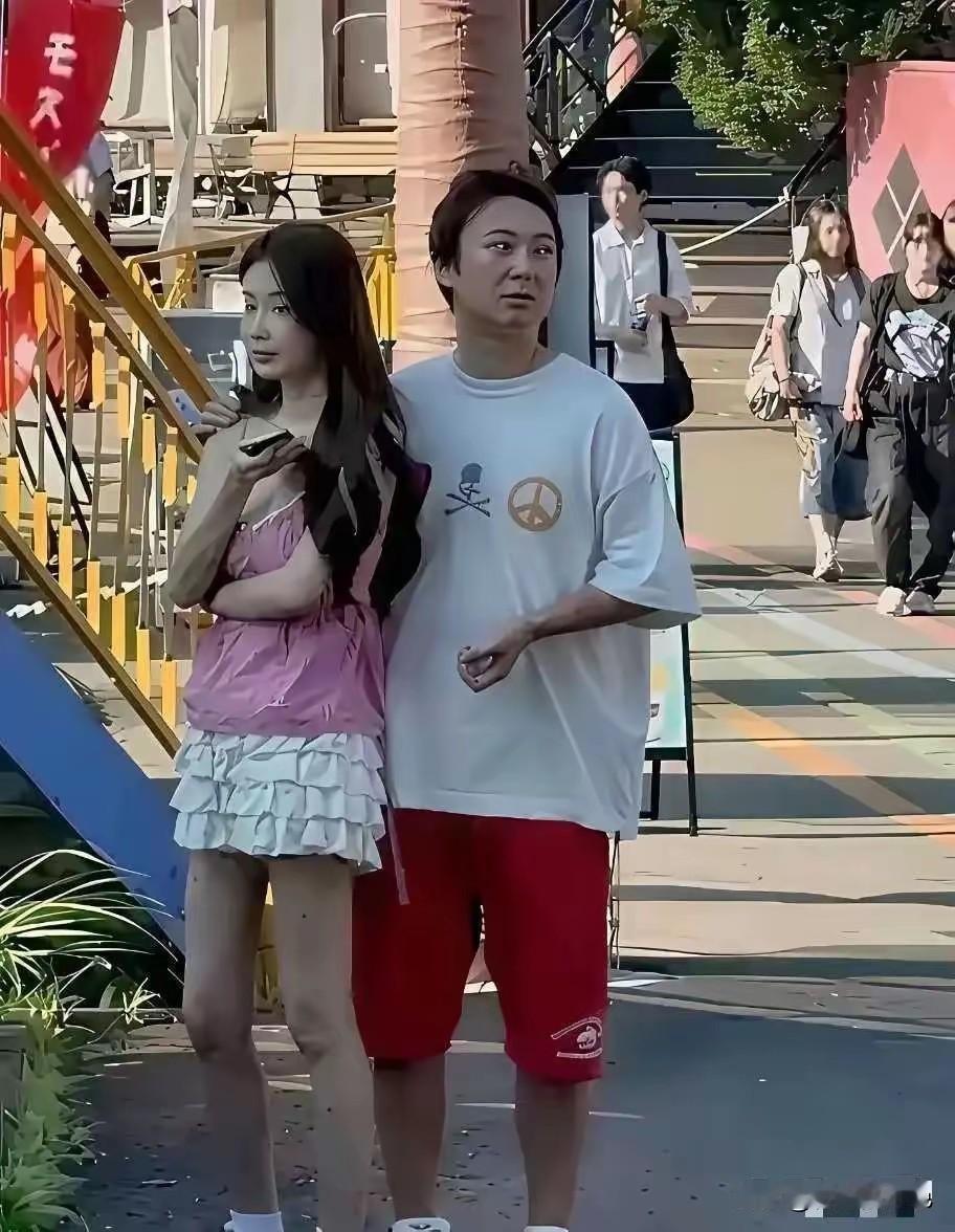 公子哥对面有美女。