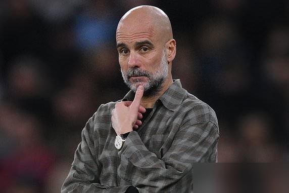 曼城四连冠后崩盘！瓜迪奥拉清洗功勋球员，竟遭格拉利什砸鞋、沃克罢训反击？英