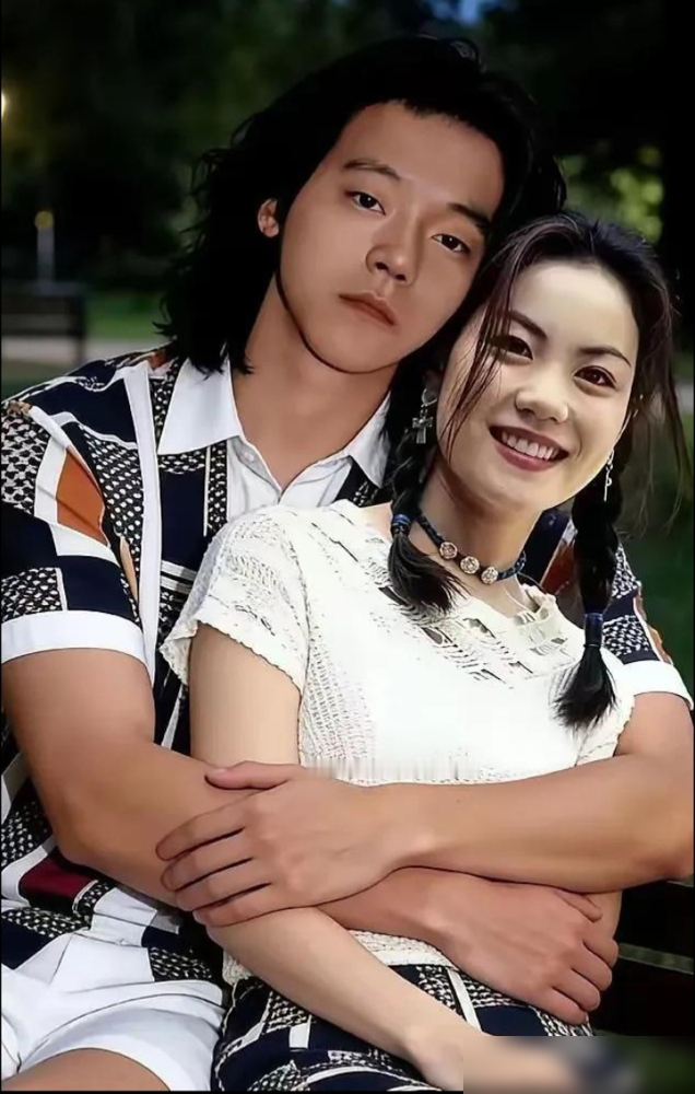 王菲当年是黑豹键盘手栾树的女朋友，探班时看上了主唱窦唯。就这么一下，乐队直接散架。1991年，窦唯在