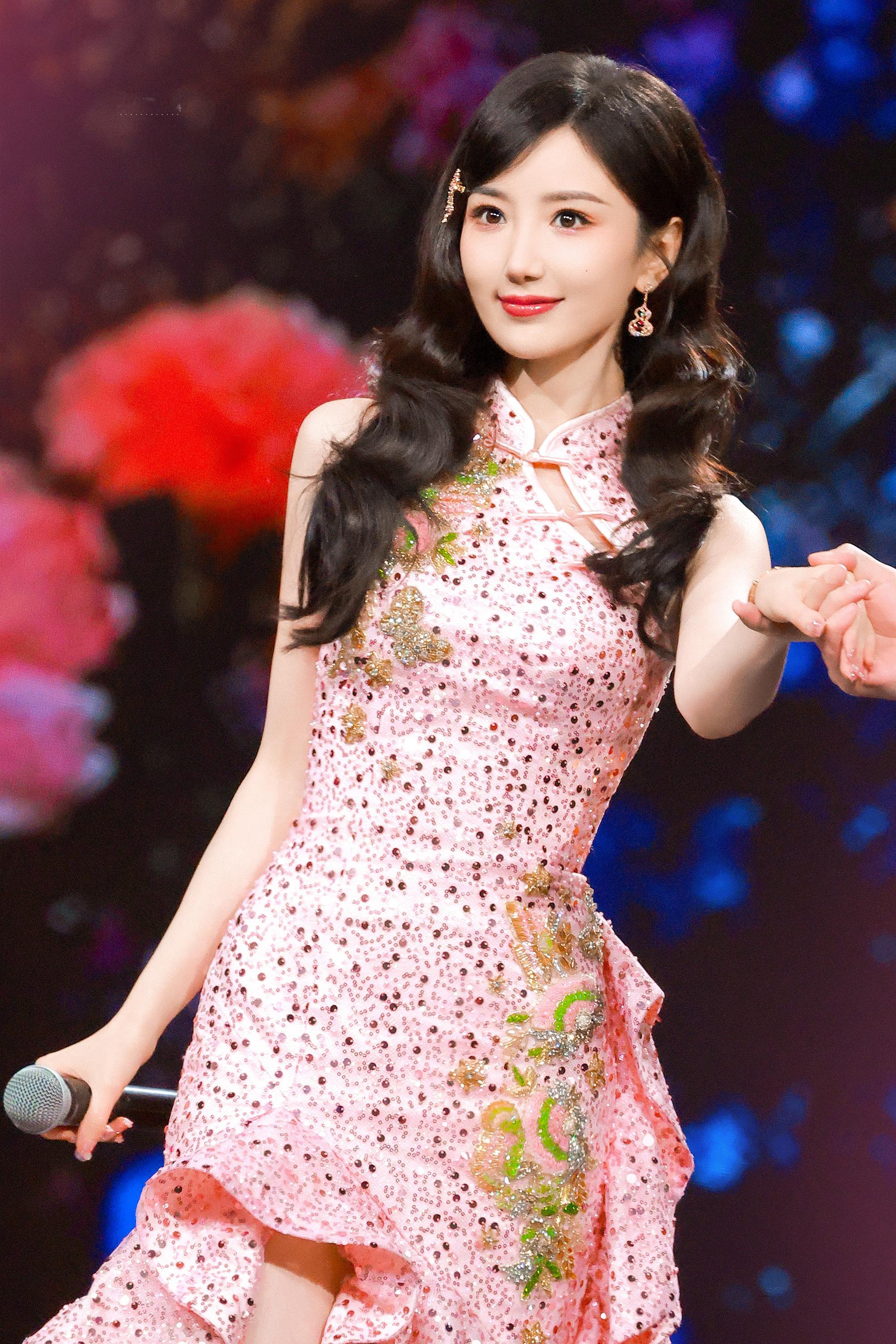 毛晓彤粉色水蜜桃