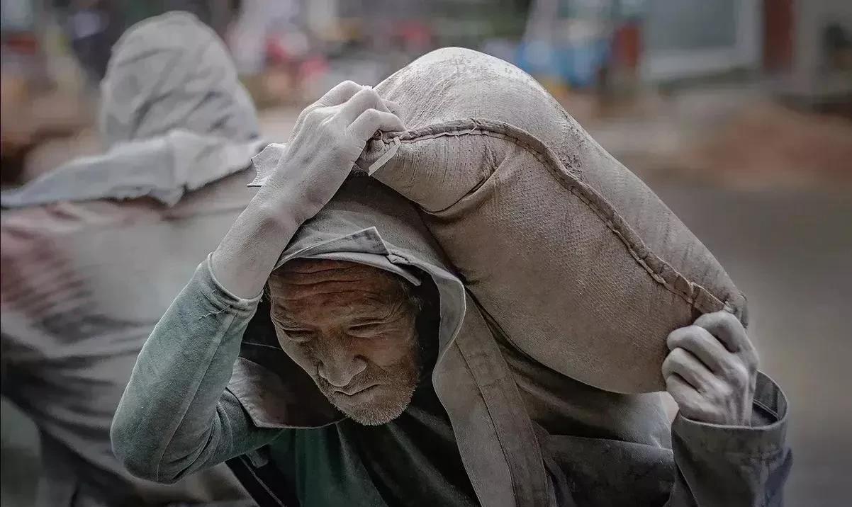 《两伙人》这个两伙人的故事发生在美国，对！就是发生在美国。两伙人，一伙人大讲社