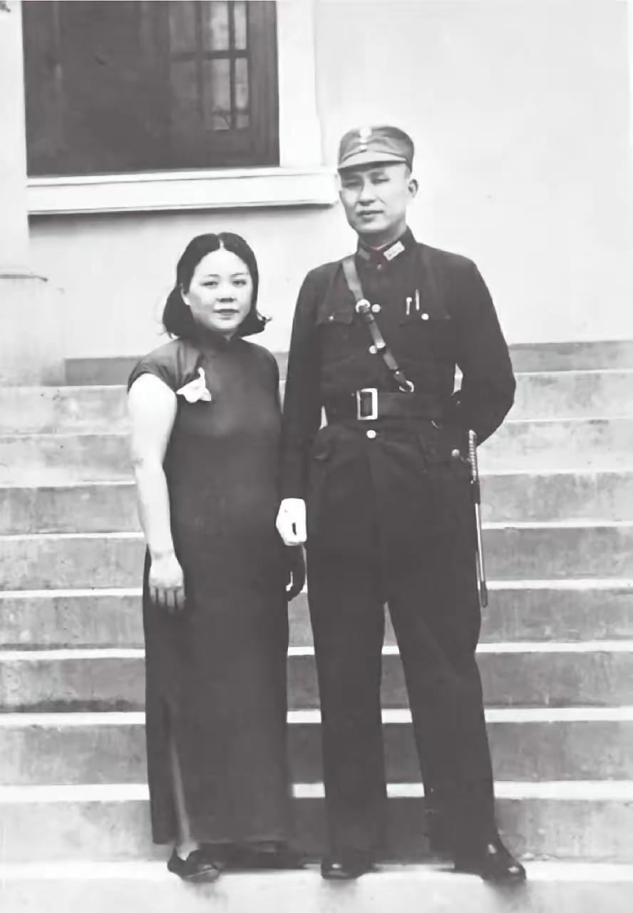 1930年，白崇禧外出公干时，与一妙龄女子卷入婚外情。妻子马佩璋勒令断绝往来，但