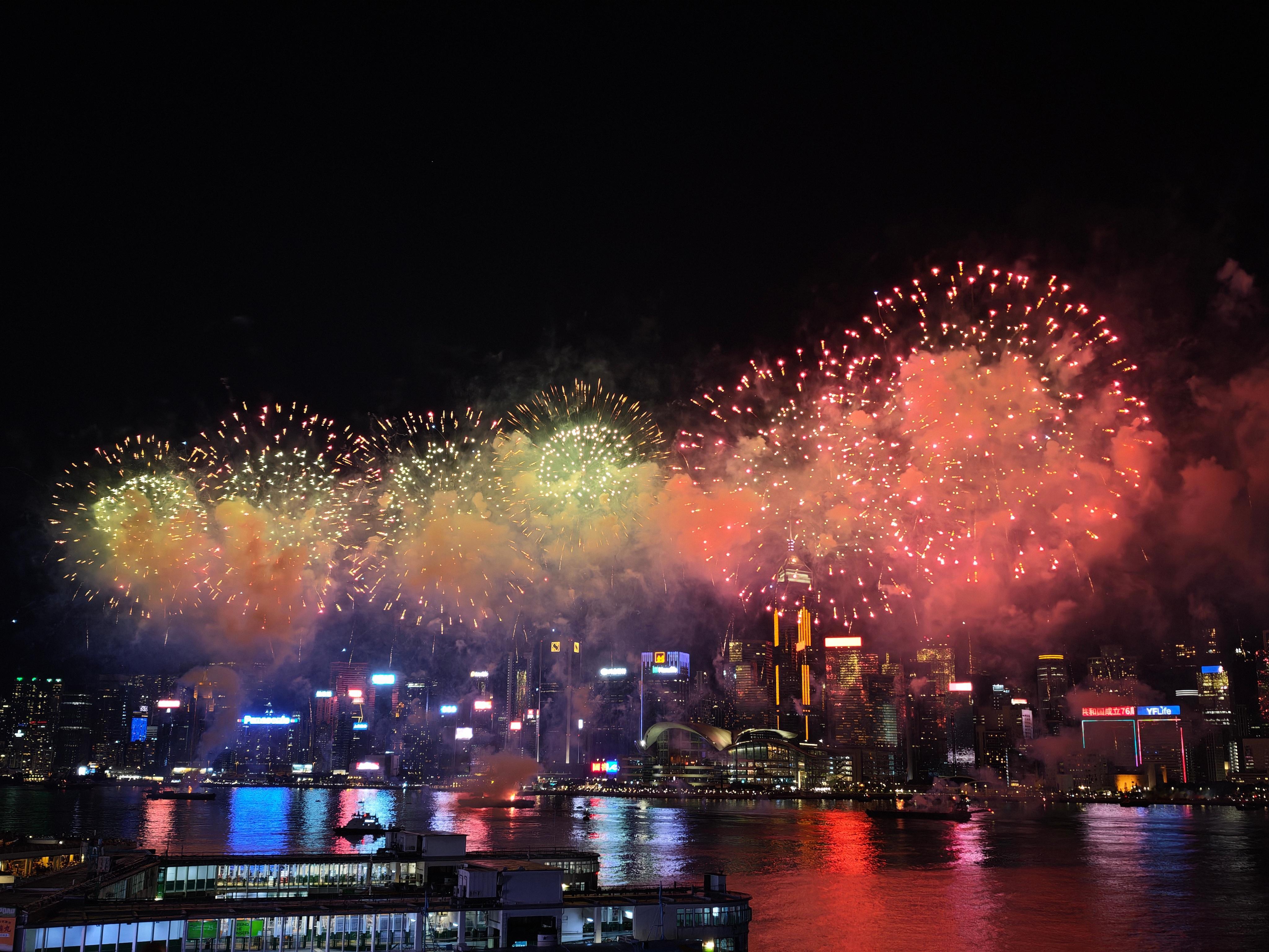 烟花这一块子，还得看澳门（前三在香港，后六是澳门），维港烟花气氛比较震撼，整整二