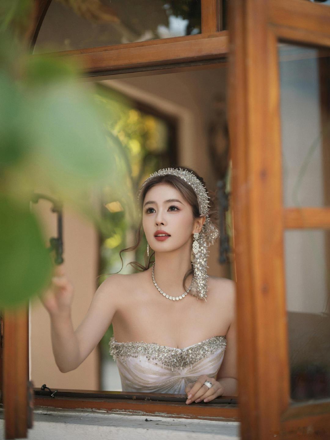 白鹿碎钻发带白鹿碎钻公主盘发+碎钻抹胸裙，又美出新高度了。白鹿碎钻公主盘发​​