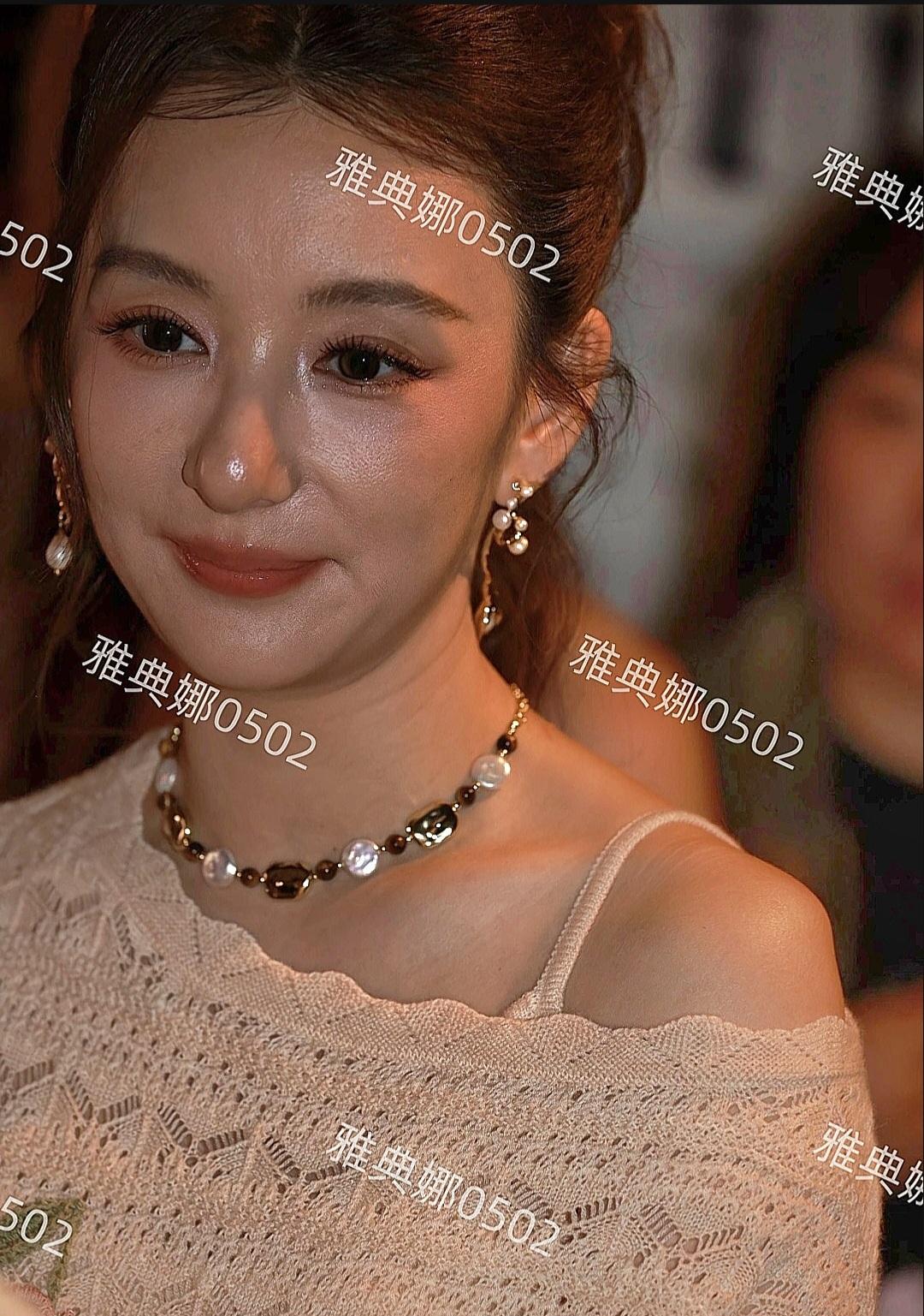以前一直以为方媛的短板就是个子矮，脸和五官没得挑，没想到她居然是个氛围感美女，所